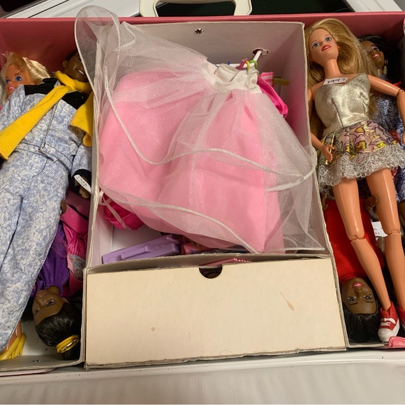 Vintage 80’s Barbie case with Barbies, Ken and clothing - Picture 8 of 9